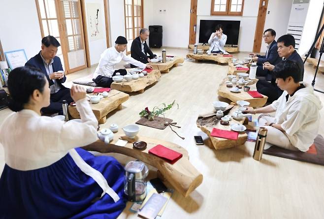 송미령 농림축산식품부 장관이 18일 전북 완주군 오성한옥마을을 방문해 농촌관광 준비 상황 및 체험시설 등을 점검한 후 다도 체험 프로그램에 참여하고 있다. (농림축산식품부 제공)