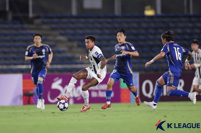 서울 린가드(왼쪽 두 번째)가 16일 마치다 기온 스타디움에서 열린 마치다 젤비아와의 2025~26 ACLE 리그 스테이지 1차전서 드리블을 시도하고 있다. 사진=프로축구연맹