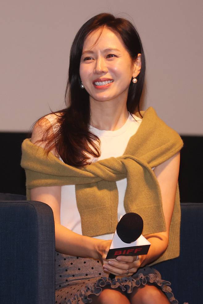 <yonhap photo-6694="">배우 손예진이 18일 부산 해운대구 동서대학교 소향씨어터 신한카드홀에서 제30회 부산국제영화제 액터스 하우스 행사에 참석하고 있다. 2025.9.18 / 사진=연합뉴스 제공</yonhap>