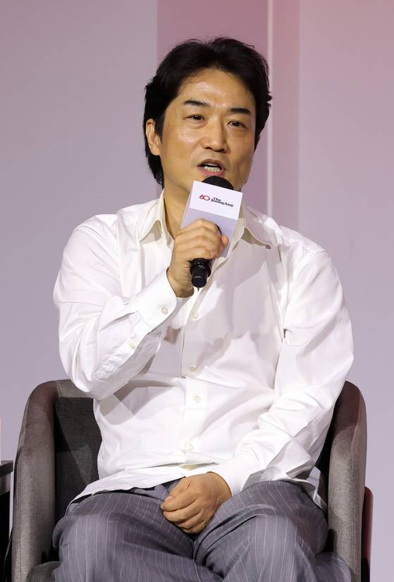 윤현준 스튜디오 슬램 대표가 18일 오후 서울 소공동 롯데호텔에서 열린 중앙일보 창간60주년 기념 글로벌 미디어 컨퍼런스에서 조영신 미디어산업 평론가와 대담하고 있다. 강정현 기자