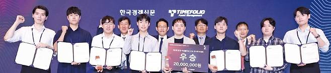 < “내가 투자 달인” > 만 35세 미만 청년 투자자 2287명이 지난 7월부터 2개월간 자웅을 겨룬 ‘제2회 한경-타임폴리오 KIW 주식투자대회’ 시상식이 17일 서울 여의도 콘래드호텔에서 열렸다. 황성환 타임폴리오자산운용 사장(왼쪽 여섯 번째부터), 우승자 노희재 씨(수익률 28.8%), 이심기 한국경제신문 편집국장, 2위 김세엽 씨(수익률 26.3%) 등이 기념촬영하고 있다. /김범준 기자