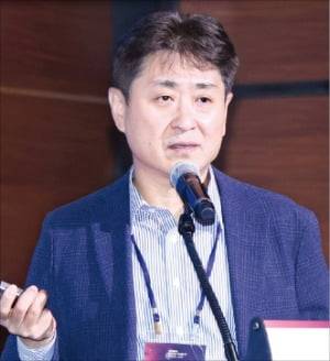 유승호 삼성바이오로직스 최고재무책임자가 17일 ‘KIW 2025’에서 위탁개발생산(CDMO) 사업의 성과와 성장 전략을 발표하고 있다. /김범준 기자