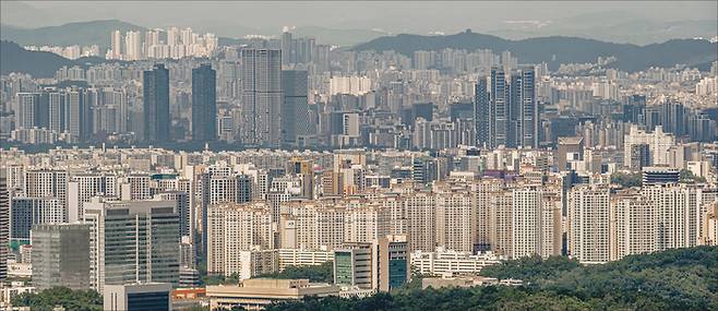 정부가 부동산 공급 대책을 내놓았지만 실효성이 크지 않을 것이라는 우려가 나온다. 사진은 서울 아파트 전경. (매경DB)