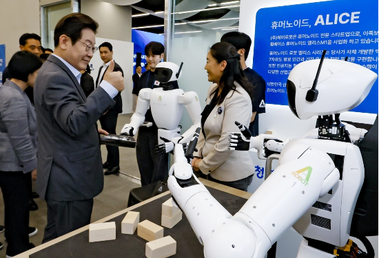 이재명 대통령이 17일 경기 성남시 스타트업스퀘어에서 컵 쌓기 퍼포먼스를 선보인 휴머노이드 로봇에게 엄지손가락을 들어 보이고 있다.(사진=연합뉴스)