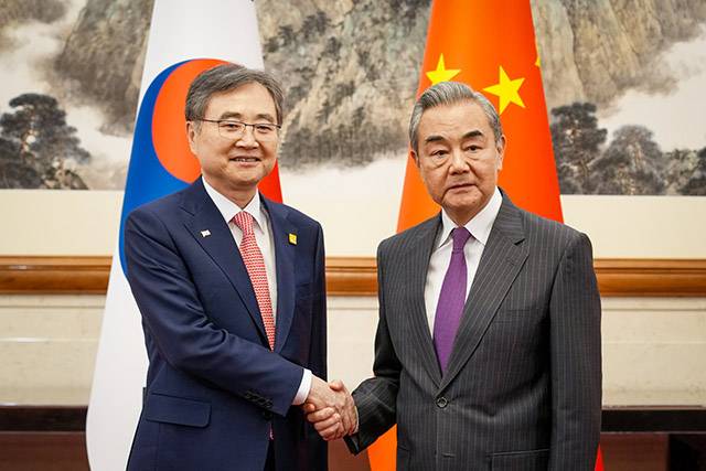 ▲ 17일 베이징에서 한중 외교장관회담이 열렸다. 조현(왼쪽) 외교부 장관과 왕이 중국 공산당 중앙정치국 위원 겸 외교부장이 악수하고 있다. ⓒ외교부