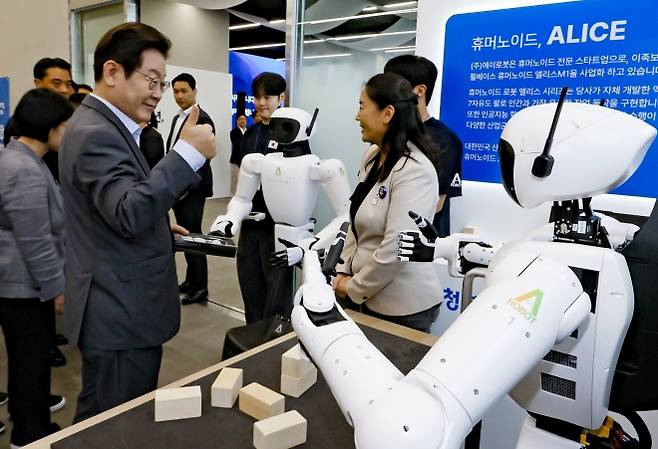 李대통령, 휴머노이드 로봇에 ‘엄지척’ - 이재명 대통령이 17일 경기 성남시 스타트업스퀘어에서 컵 쌓기 퍼포먼스를 선보인 휴머노이드 로봇에게 엄지손가락을 들어 보이고 있다. 연합뉴스