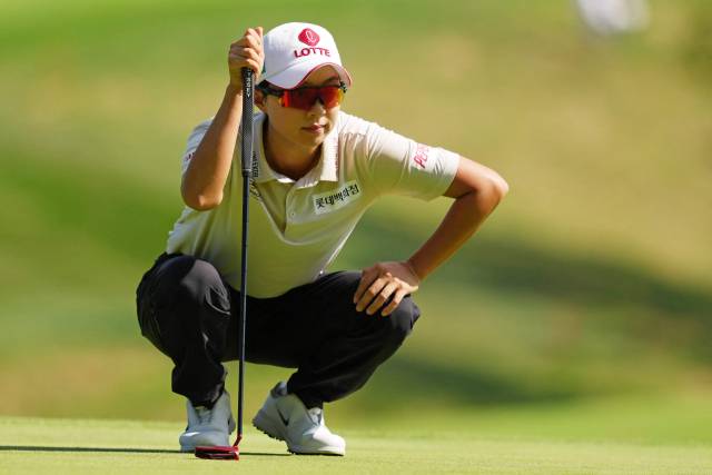 그린을 읽고 있는 김효주. 사진 제공=AFP연합뉴스