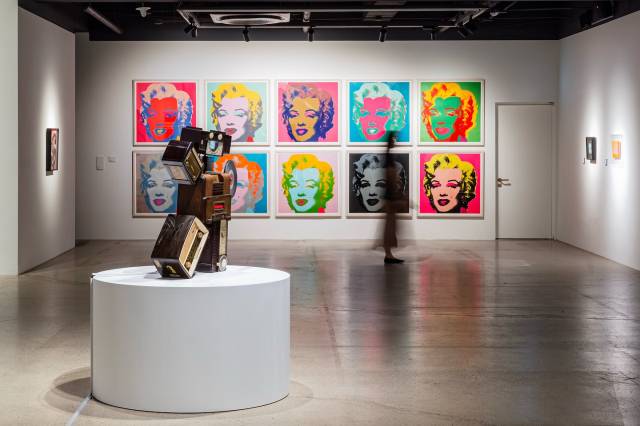 백남준의 ‘로봇 초상’ 연작 너머로 앤디 워홀의 ‘마릴린 몬로’ 연작이 보인다. /제공=서울옥션