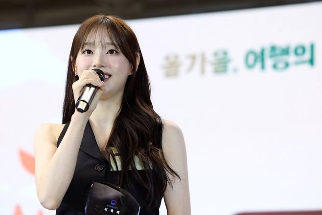 캠페인 홍보대사로 위촉된 가수 츄가 소감을 밝히고 있다.