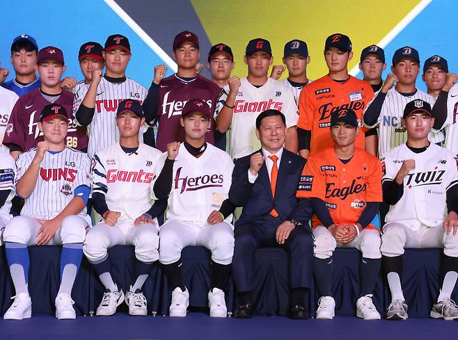 17일 서울 송파구 롯데호텔 월드에서 열린 2026 KBO 신인 드래프트에서 전체 1순위로 지명된 천안북일고 오른손 투수 박준현(앞줄 왼쪽에서 세번째)을 비롯한 지명 선수들이 기념촬영을 하고 있다. 연합뉴스