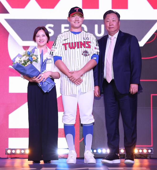 ▲ LG 양우진과 차명석 단장 ⓒ LG 트윈스