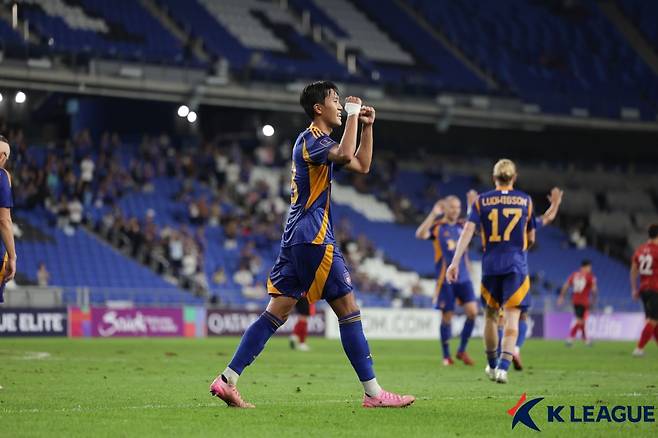 울산 HD 허율이 17일 울산 문수축구경기장에서 열린 2025~2026 아시아축구연맹(AFC) 챔피언스리그 엘리트(ACLE) 리그 스테이지 1차전 청두 룽청전에서 골을 넣은 뒤 기뻐하고 있다. /사진=한국프로축구연맹 제공