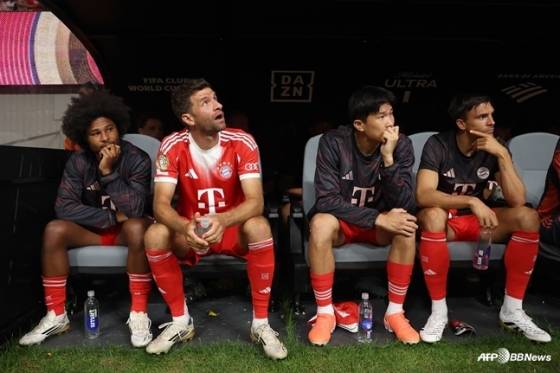 지난 7월 파리 생제르망(PSG)과 국제축구연맹(FIFA) 클럽월드컵 경기를 벤치에서 지켜보는 김민재(오른쪽에서 두 번째). /AFPBBNews=뉴스1