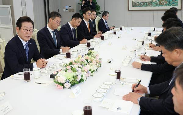 이재명 대통령이 18일 용산 대통령실에서 증권사 리서치센터장들과 오찬 간담회 중 발언하고 있다. 2025.9.18 /연합뉴스