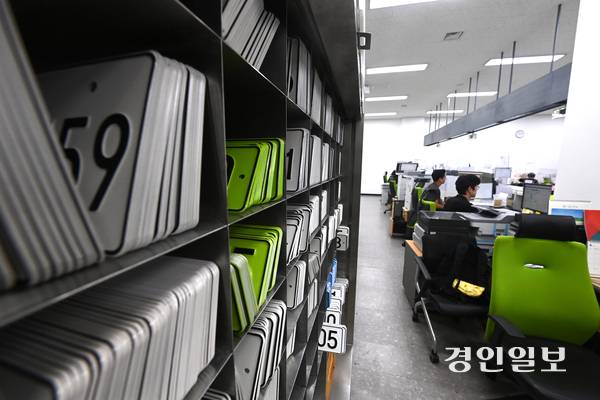 무관할 차량등록제 도입 이후 특정 지자체에 행정 부담이 집중되는 구조적 문제가 이어지자 수원, 안산 등 피해 지자체들이 본격적인 해결 움직임에 나섰다. 사진은 수원시 권선구에 위치한 자동차등록민원실 도로교통관리사업소 자동차등록과 사무실의 모습. /경인일보DB