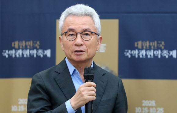 안호상 세종문화회관 사장이 18일 서울 종로구 세종문화회관에서 열린 ‘2025 대한민국국악관현악축제’ 제작발표회에서 인사말을 하고 있다(사진=뉴시스).
