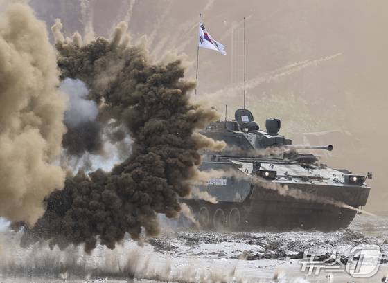 18일 충남 계룡대 활주로 일원에서 열린 2025 계룡군문화축제·지상군페스티벌에서 제병협동전투시범이 펼쳐지고 있다. (계룡=뉴스1) 김기태 기자