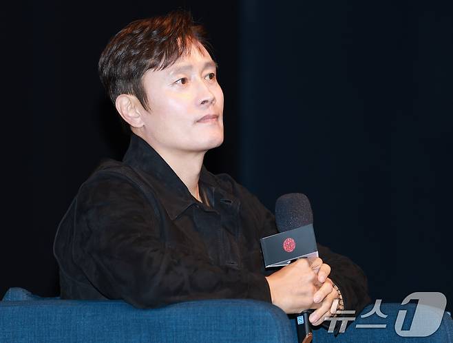 배우 이병헌이 19일 오후 부산 해운대구 동서대학교 소향씨어터 신한카드홀에서 열린 제30회 부산국제영화제(BIFF) 액터스 하우스 행사에 참석해 객석을 바라보고 있다. 2025.9.19/뉴스1 ⓒ News1 권현진 기자