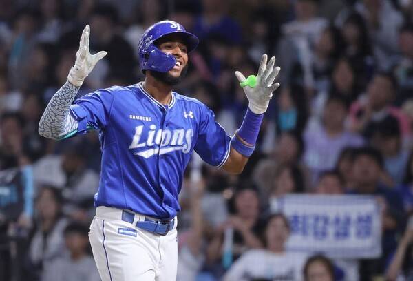 18일 창원 NC파크에서 열린 2025 신한 쏠뱅크 KBO리그 NC다이노스와의 경기에서 시즌 48호 홈런을 치고 세레모니하는 삼성 라이온즈 르윈 디아즈. /사진=삼성 라이온즈
