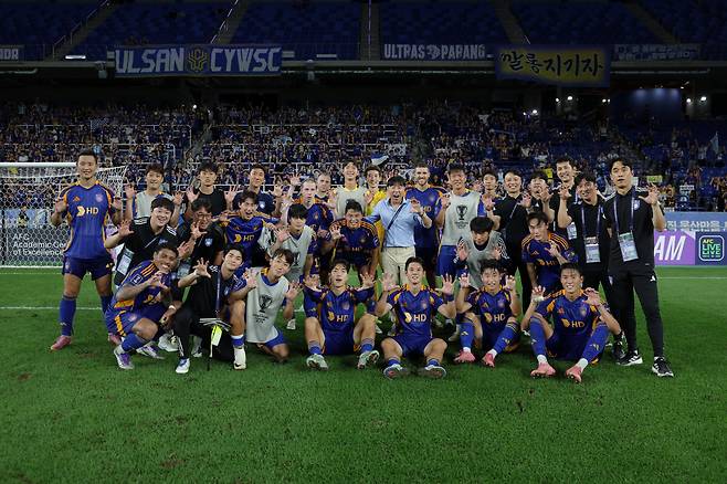 울산문수축구경기장/ 2025-2026 AFC 챔피언스리그 엘리트/ ACLE/ 리그스테이지 1차전/ 울산HDFC vs 청두룽청/ 울산 단체/ 승리 사진/ 사진 김정수