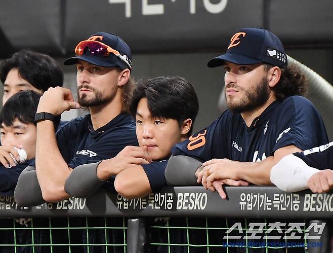 17일 광주 기아챔피언스필드에서 열린 한화-KIA전. 한화 와이스, 정우주, 폰세가 경기를 지켜보고 있다.