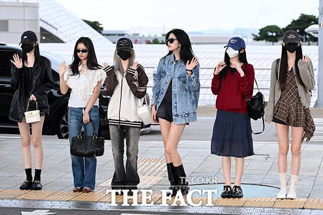 그룹 아이브가 오는 20일 마카오 아웃도어 퍼포먼스 베뉴(Macao Outdoor Performance Venue, 澳門戶外表演區)에서 개최되는 ‘2025 더팩트 뮤직 어워즈(TMA)’ 참석을 위해 19일 오전 인천국제공항을 통해 출국하며 포즈를 취하고 있다. /인천국제공항=남용희 기자