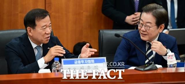 이재명 대통령(당시 더불어민주당 대선 예비후보)가 지난 4월 21일 서울 여의도 금융투자협회에서 열린 '자본시장 활성화를 위한 정책간담회'에서 서유석 금융투자협회장과 대화를 나누고 있다. /남윤호 기자