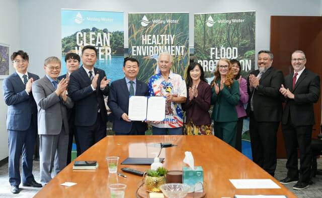 윤석대 한국수자원공사 사장, 리처드 산토스 밸리워터 이사회 부의장, 리타 찬 밸리워터 수석부사장(왼쪽 네 번째부터)이 미국 새너제이 밸리워터 본사에서 협약을 체결한 후 참석자들과 기념촬영을 하고 있다.