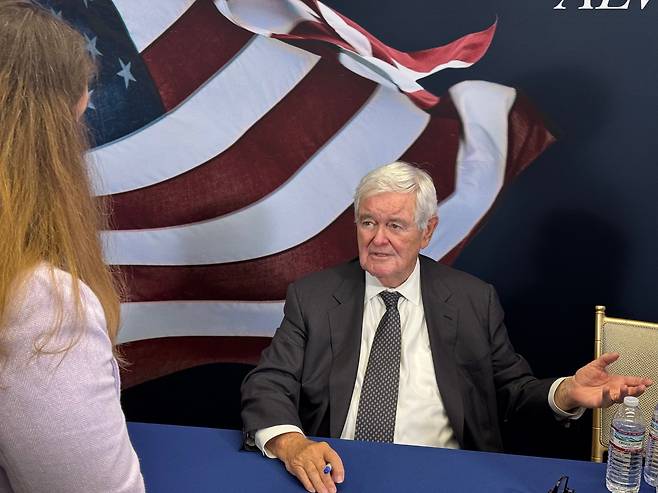 뉴트 깅그리치 전 미 연방 하원의장이 18일 워싱턴 DC의 미국우선주의정책연구소(AFPI)에서 대화를 하고 있다. /워싱턴=김은중 특파원