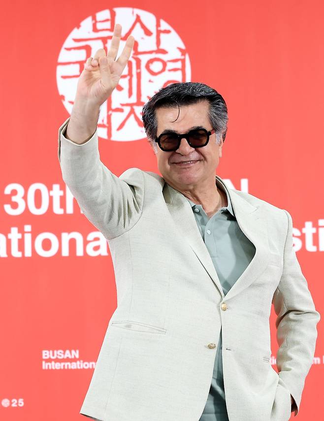 18일 부산국제영화제를 찾은 자파르 파나히 감독은 “저항의 원동력은 아내에게서 온다”고 농담했다. “영화를 만들지 못하면 아내가 떠날지도 모른다. 영화를 만들어야, 결혼을 유지할 수 있다.” /뉴스1