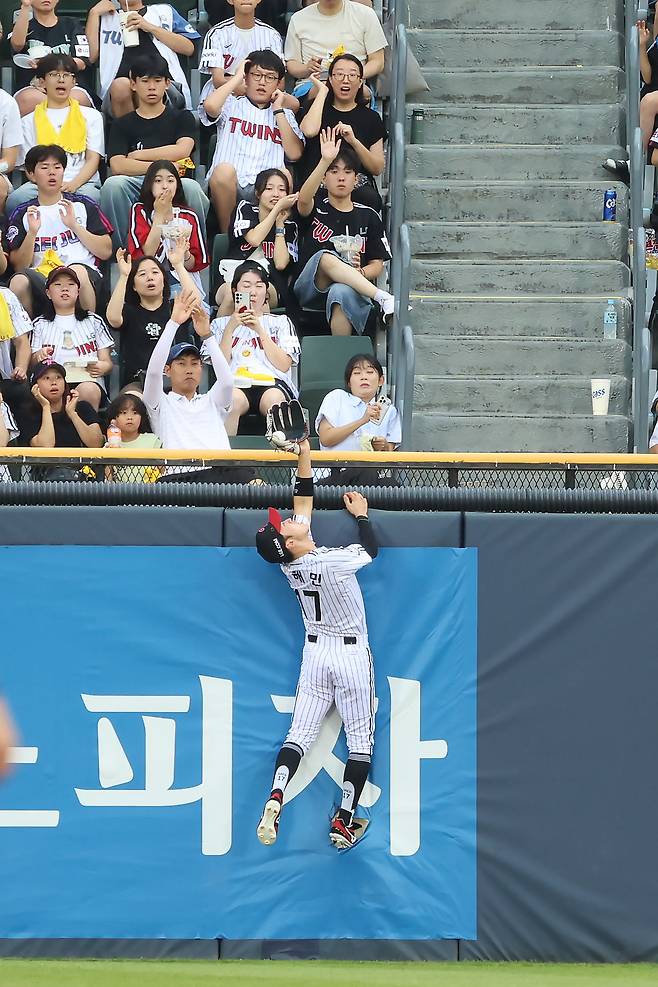 지난달 5일 잠실 두산전에서 프로야구 LG 외야수 박해민이 외야 담장을 타고 올라가 김재환(두산)의 타구를 낚아채자 외야 관중들이 깜짝 놀라고 있다. LG 트윈스