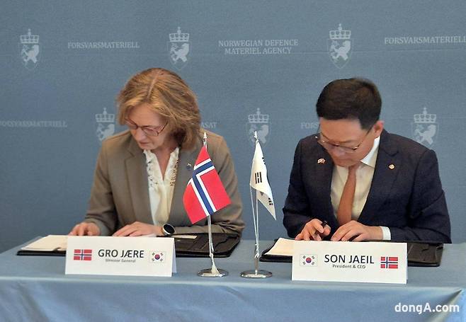 손재일 한화에어로스페이스 대표이사(오른쪽)와 그로 예레 노르웨이 국방물자청장이 계약서에 사인하고 있다.