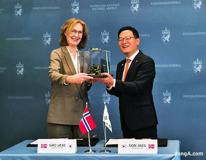 손재일 한화에어로스페이스 대표이사(오른쪽)와 그로 예레 노르웨이 국방물자청장이 기념촬영을 하고 있다.