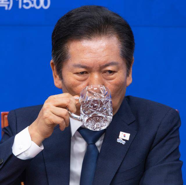 정청래 더불어민주당 대표가 18일 국회에서 열린 2025 더불어민주당 서울·인천·강원 예산정책협의회에 참석해 발언을 마친 뒤 물을 마시고 있다. 연합뉴스