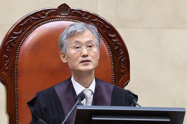 조희대 대법원장이 18일 서울 서초구 대법원 대법정에서 열린 전원합의체 선고에서 발언하고 있다. 뉴스1