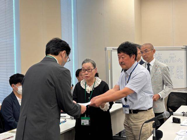 이희자(가운데) 태평양전쟁피해자보상추진협의회 대표와 일본 시민단체 전몰자유골을가족의품으로연락회의 후루카와 마사키(오른쪽 두 번째) 활동가가 19일 일본 도쿄 중의원 의원회관에서 열린 '한국인 군인 소속 유전자 정보(DNA) 감정 참가에 관한 질문 정부 교섭회'에서 후생노동성 직원(왼쪽 두 번째)에게 조속한 DNA 감정과 유골 반환을 촉구하는 요청서를 전달하고 있다. 도쿄=류호 특파원