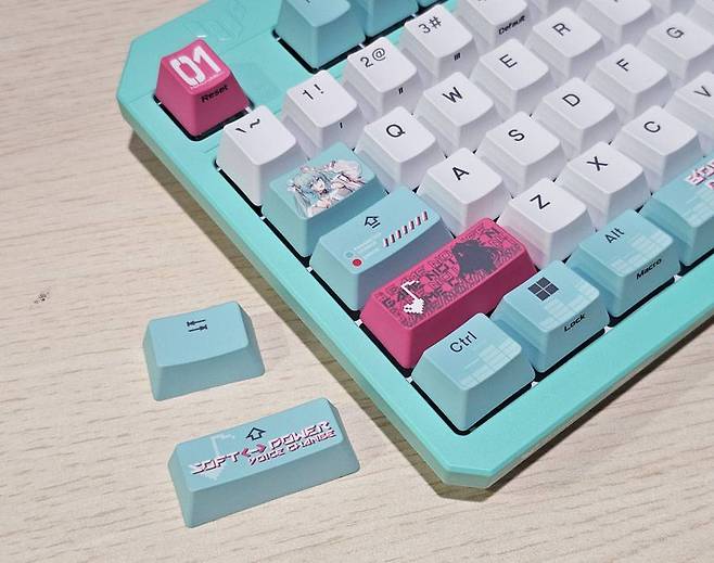 추가 제공되는 키캡을 이용해 색다른 분위기를 낼 수 있다 / 출처=IT동아