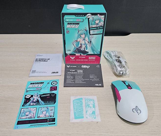 에이수스 TUF 게이밍 미니 무선 마우스 하츠네 미쿠 에디션의 패키지 구성 / 출처=IT동아