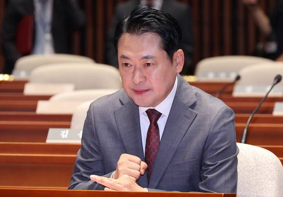 장동혁 국민의힘 대표가 19일 국회에서 열린 의원총회에서 잠시 생각에 잠겨있다. 임현동 기자