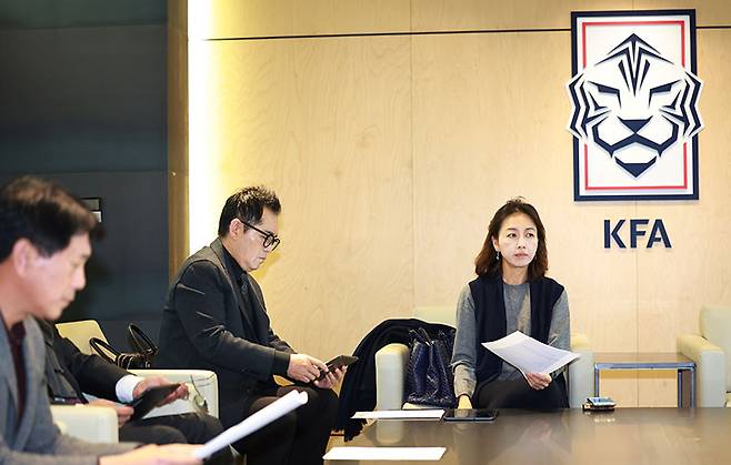 이윤남 대한축구협회(축협) 윤리위원장이 2023년 11월 28일 오후 서울 종로구 대한축구협회에서 불법 촬영 혐의로 경찰 수사를 받는 축구 국가대표 황의조 사건과 관련해 열린 논의 기구 회의를 주재하고 있다. 연합뉴스