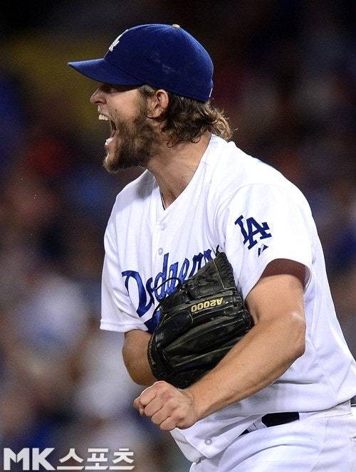 클레이튼 커쇼가 마운드를 떠난다. 사진= MK스포츠 DB