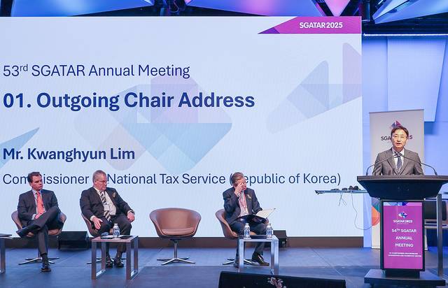 임광현(오른쪽) 국세청장이 지난 16일(현지시간)부터 18일까지 호주 브리즈번에서 열린 제54차 아시아·태평양 국세청장회의에서 개회사를 하고 있다. 국세청 제공