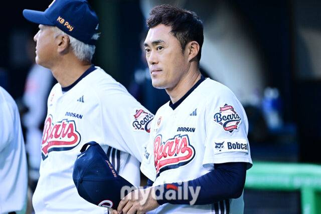26일 서울 잠실야구장에서 열린 '2025 신한 SOL BANK KBO리그' 삼성 라이온즈와 두산 베어스 경기. 두산 조성환 감독 대행이 선수들을 바라보고 있다./마이데일리