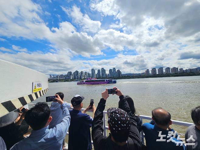 한강버스 위에서 마주한 또 다른 한강버스. 권민철 기자