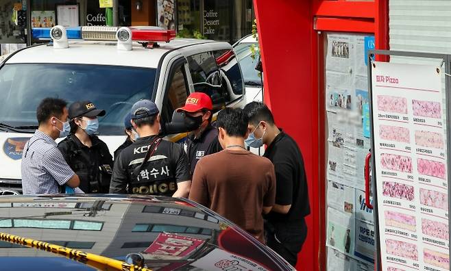 관악구 식당서 칼부림 사건 발생 - 지난 3일 서울 관악구 한 피자집에서 칼부림 사건이 발생, 경찰이 조사하고 있다. 인테리어 하자를 둘러싼 갈등 중 프랜차이즈 가맹점주가 본사와 인테리어 업체 직원 3명을 살해하고 자해하는 사건이 벌어지자 가맹사업 분야 불합리한 관행이 도마에 오르고 있다. 연합뉴스
