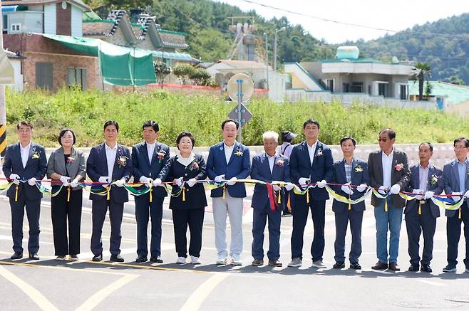 통영시 광도면 좌진마을에서 진행된 '지방도 1021호선 좌진지구 선형개량공사' 준공 기념식 현장 ⓒ통영시