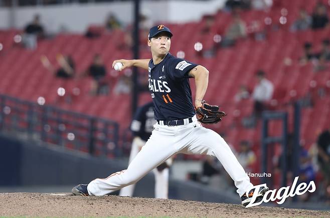 한화 엄상백이 18일 광주 기아챔피언스필드에서 열린 KIA와 2025 프로야구 정규리그 원정 경기에서 마운드에 올라 공을 던지고 있다. 한화 이글스 제공