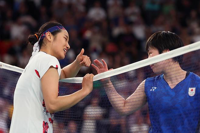 파리 올림픽 배드민턴 여자 단식 8강전에서 야마구치 아카네를 꺾은 뒤 경의를 표하는 안세영(왼쪽). 게티이미지코리아