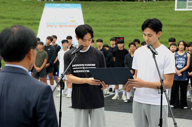 2027 충청 유니버시아드대회 D-2년 기념 국제 대학생 3X3 농구 페스티벌 개막을 앞두고 선서를 하고 있는 대학생·유학생 선수 대표 모습. /사진=2027 충청 유니버시아드대회 조직위원회 제공