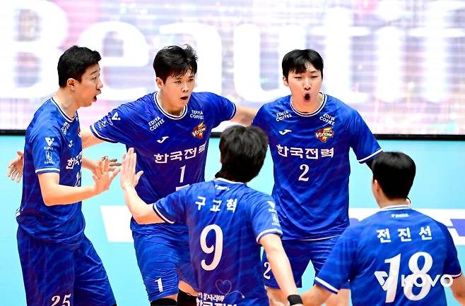 19일 오후 전라남도 여수 진남체육관에서 열린 '2025 여수·NH농협컵 프로배구대회' 남자부 준결승 OK저축은행과 한국전력의 경기, 한국전력 선수들이 득점 후 기뻐하고 있다. KOVO